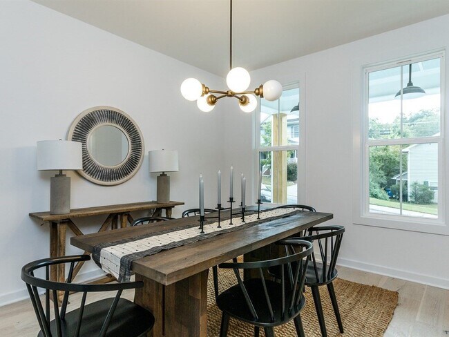 Foto del edificio - Beautiful Modern Farm House Near Downtown!