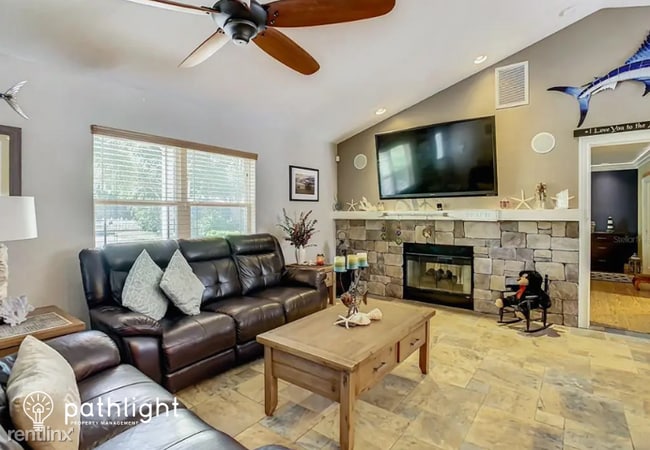 Building Photo - 3 br, 2 bath House - 1473 Laconia Drive W ...