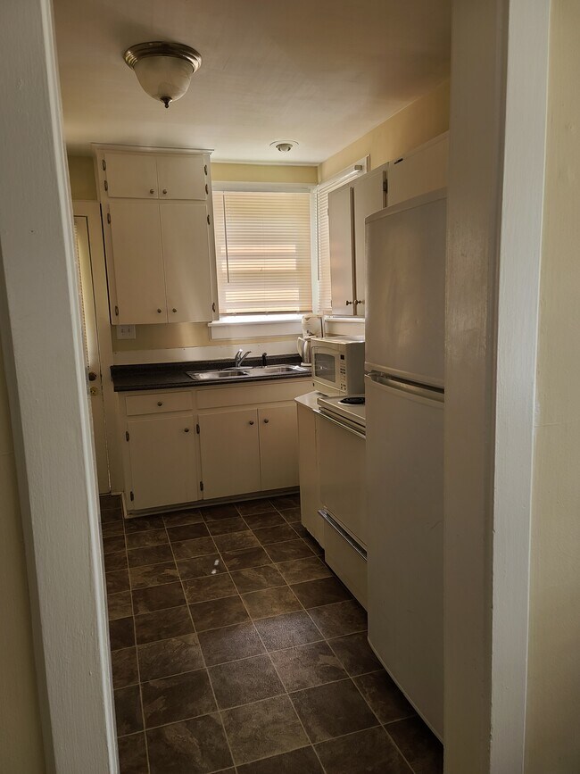 Building Photo - 1111 E 9th St