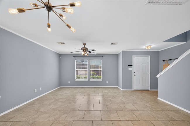 Foto del edificio - 6915 Woodridge Row Dr