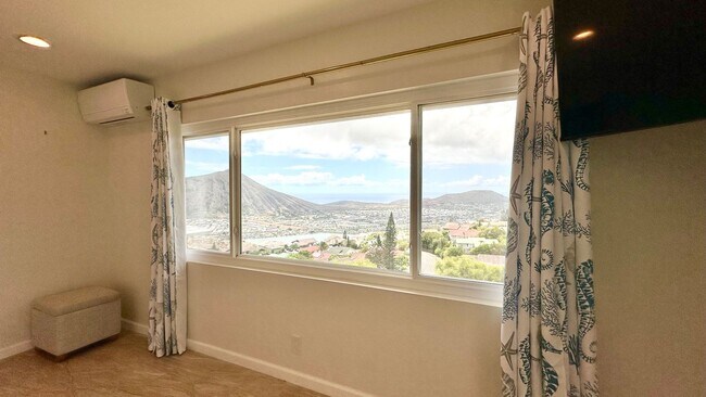 Foto del edificio - Fully Furnished 4 BD/3 BA Home in Mariner'...