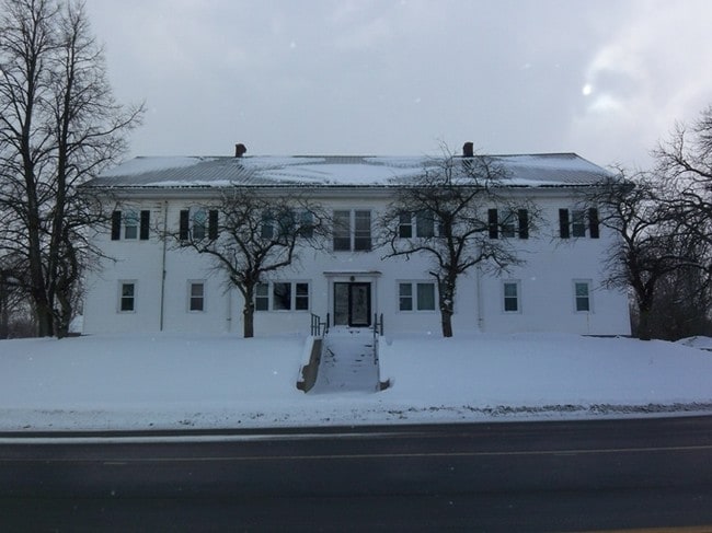 Building Photo - 577 Main St
