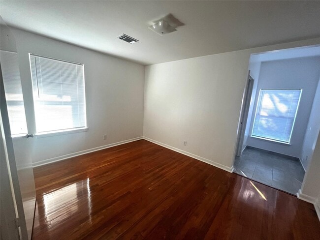 Building Photo - 5117 De Lange Ln
