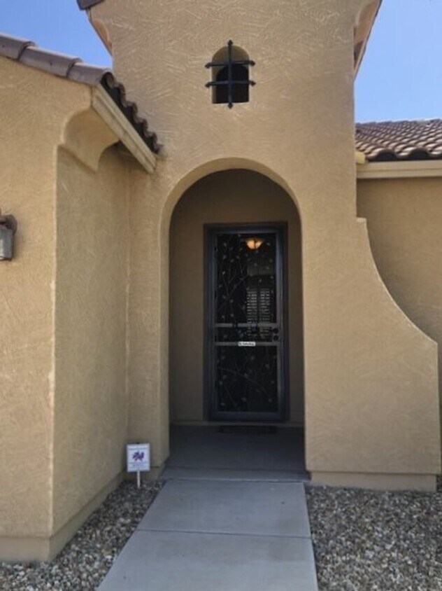 Foto principal - COMING SOON! A Beautiful 4 Bedroom / 2 Bat...