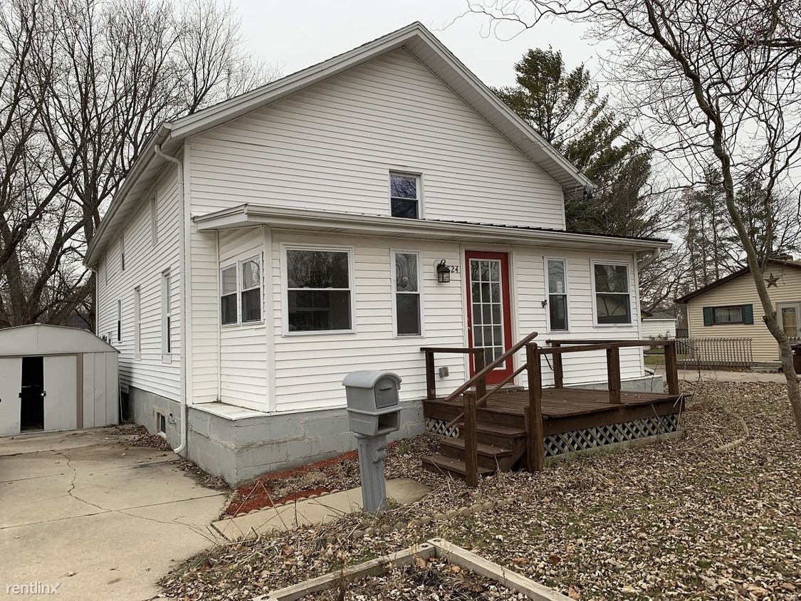 Primary Photo - 4 br, 2.5 bath House - 824 Pleasant St