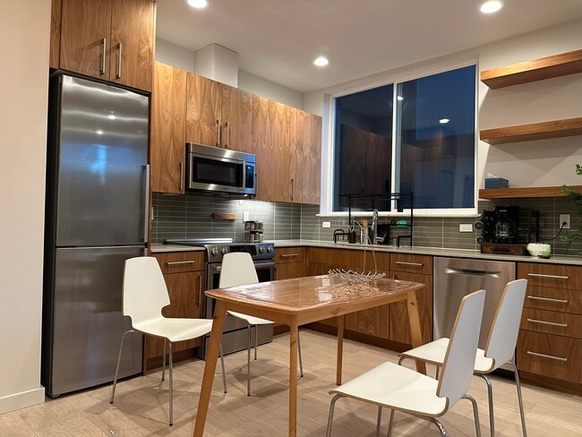 Building Photo - 152 21st Ave E