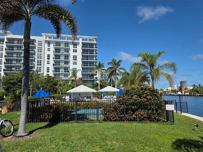 Building Photo - 6391 Bay Club Dr