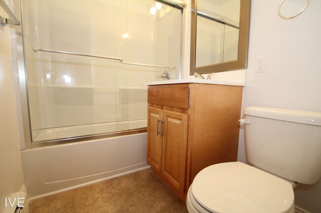 Foto del edificio - 204 Flax Hill Rd