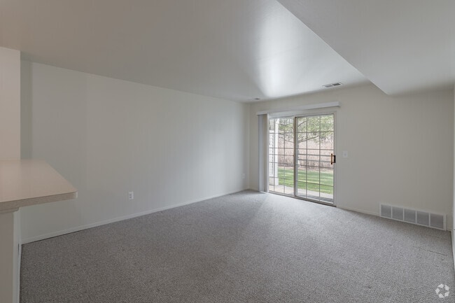 1BR, 1BA - 900SF - Living Room - Oakview Square