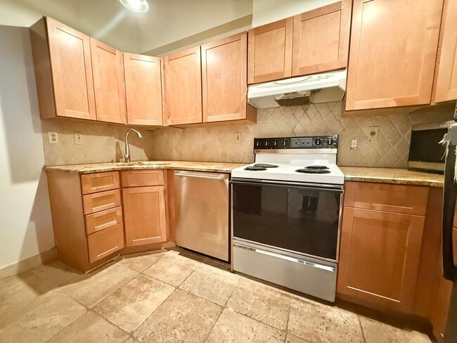 Building Photo - Rarely Available End-Unit Condo with Bridg...