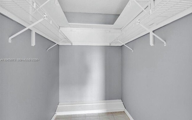 Foto del edificio - 8100 Sunrise Lakes Blvd