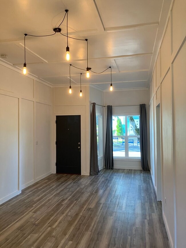 Building Photo - Remodeled One Bedroom Apartment in North S...
