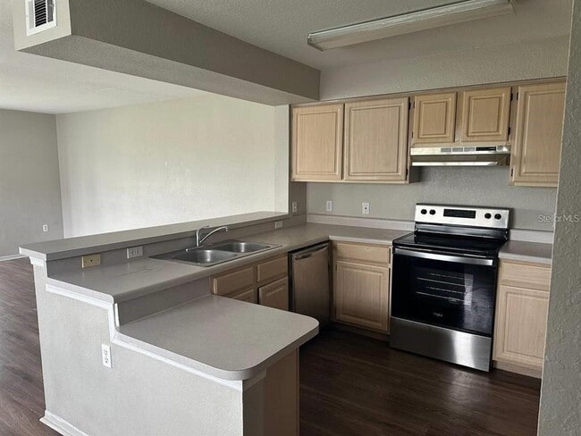 Building Photo - 13929 Fairway Island Dr