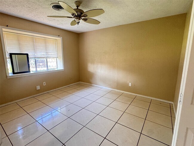 Building Photo - 228 Meadowlawn St