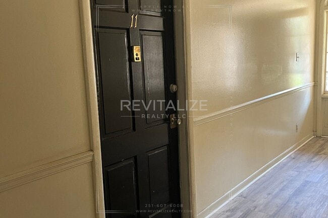 Building Photo - Charming 2/1 Apartment in Midtown!