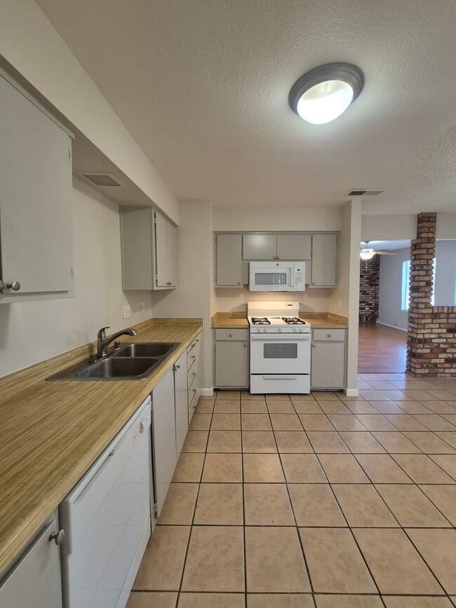 Building Photo - 7520 Blackthorne Way