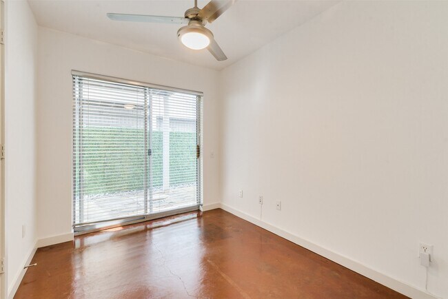 Building Photo - 1637 Tuam St