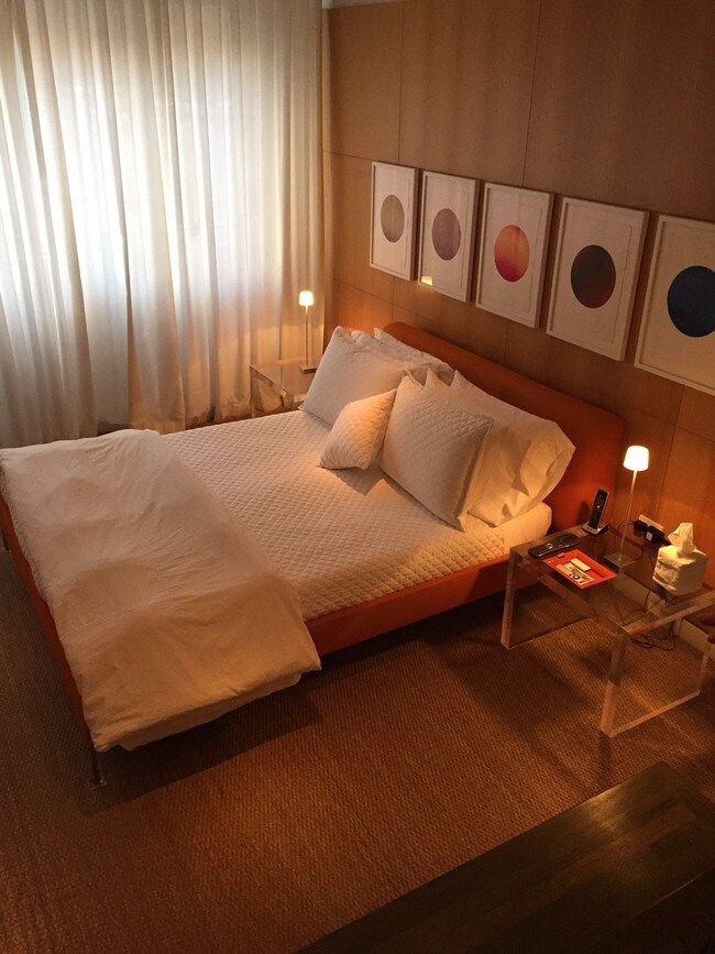 Dormitorio principal grande, con muchas ventanas. - 1419 N State Pkwy