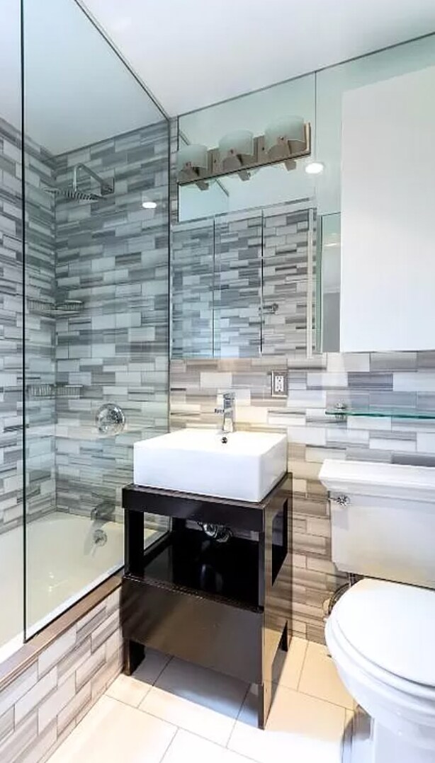 Building Photo - 393 E 10th St