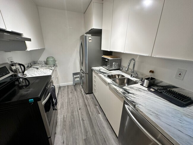 Building Photo - 5625 N Sumner Wy