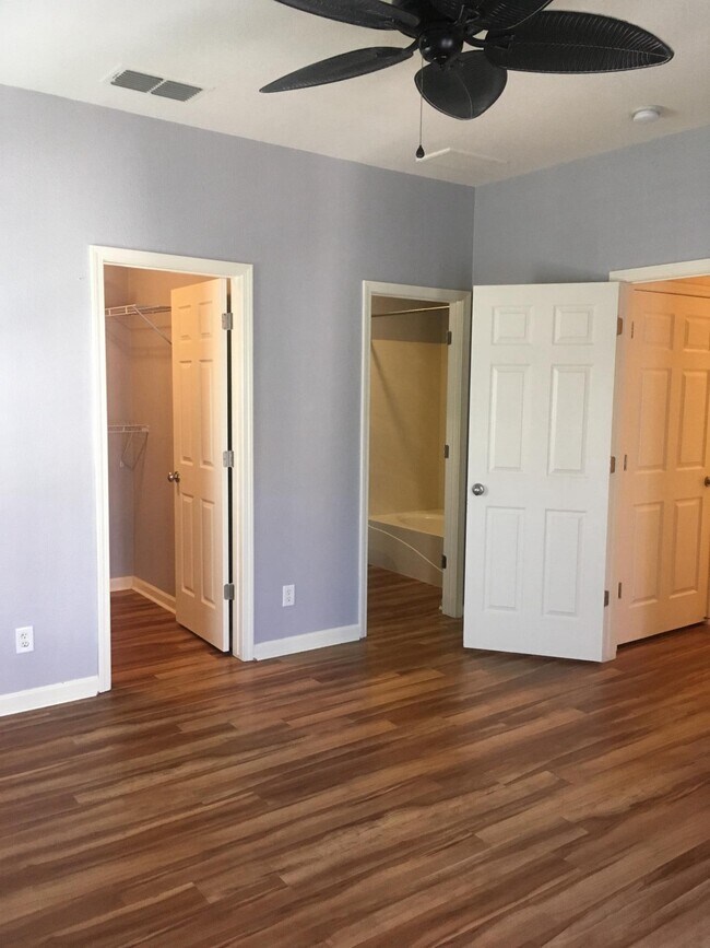 master BR with walk in closet and bath - 3301 N Park Dr