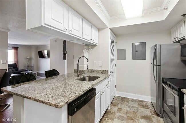 Building Photo - 1 br, 1 bath Condo - 795 Hammond Dr Apt 705