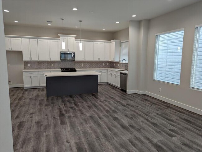 Foto del edificio - 3344 Pinemont Dr