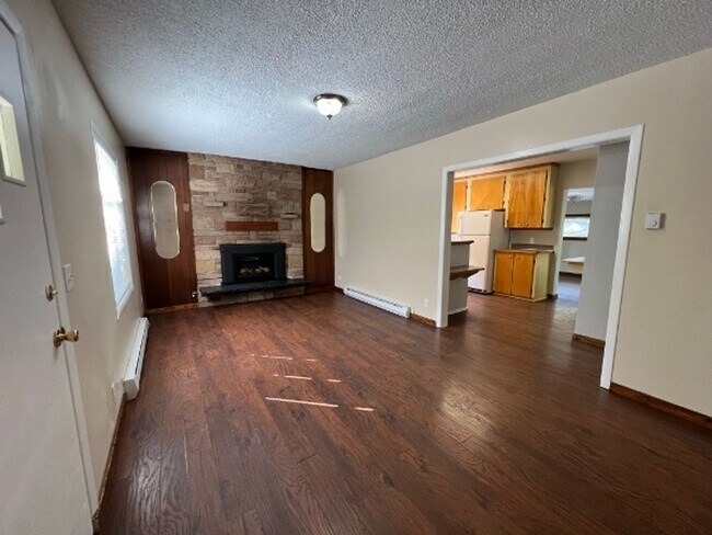 Building Photo - Dog Friendly Home in Country Setting - Wat...