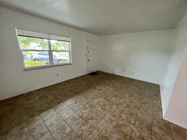 Foto del edificio - Don't miss it -- big space, updated, quiet...