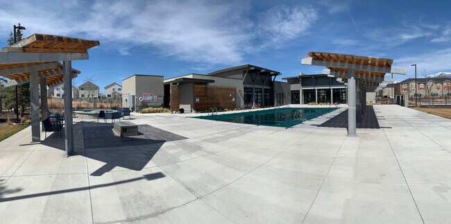 Club House fire pit and pool - 666 N Emery Ln