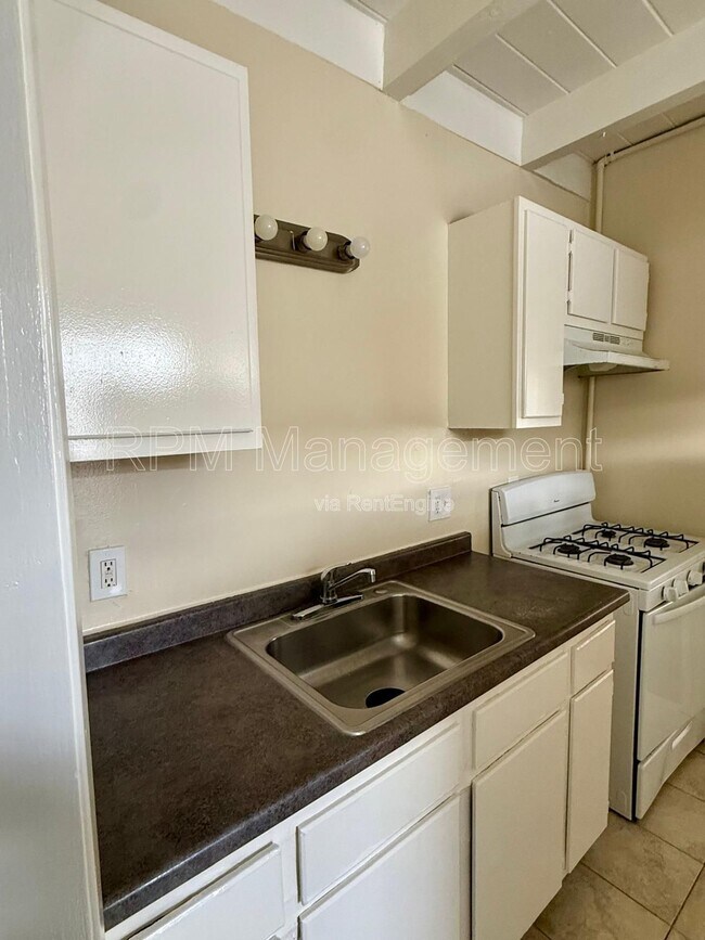 Foto del edificio - 6645 Etiwanda Ave