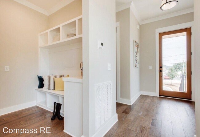 Building Photo - 4 br, 3.5 bath House - 608 D Annex Ave