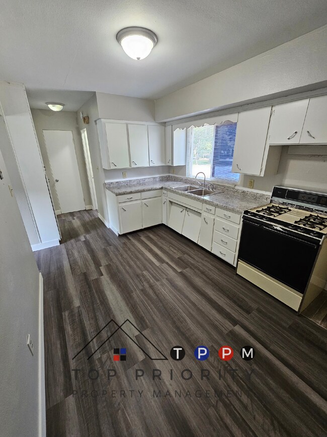 Building Photo - 1 Bedroom | 1 Bathroom Lower Level Apartme...