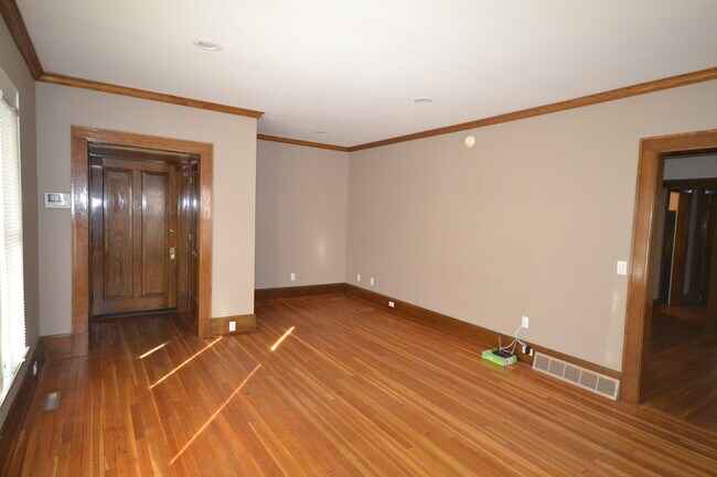 Living room - 400 College Ave SE