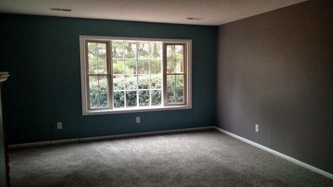 Building Photo - Beautifully Renovated Townhome at The Forest