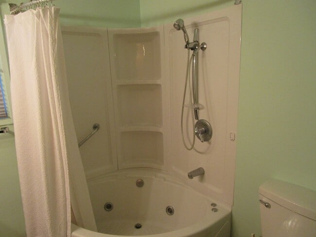 Building Photo - 2 Bedroom Fully Furnished House, Move In R...