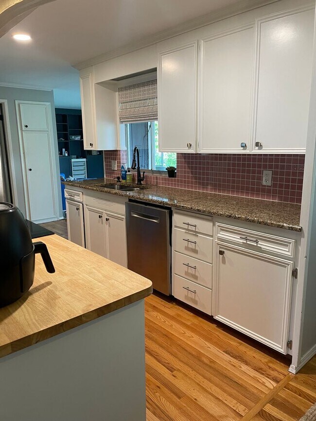 Foto del edificio - 7/1 Kent East Hill 4 bedroom rambler with ...