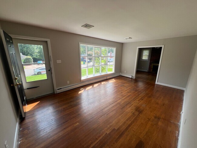 Foto del edificio - Very Spacious 3 bdrm/1 bth House Located i...