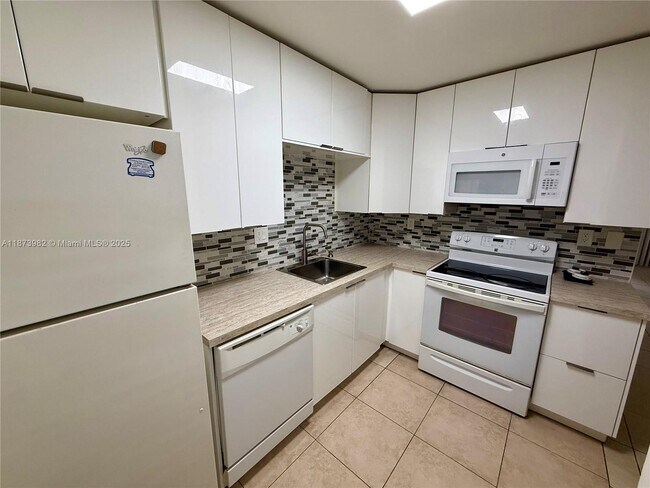 Foto del edificio - 702 Gardens Dr