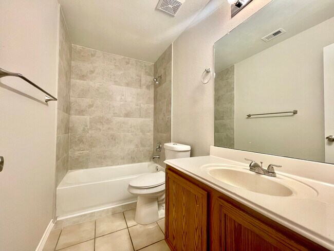 Foto del edificio - 5723 Wandering Creek Dr