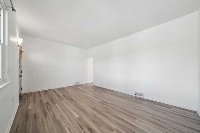 Building Photo - Stunning 3 Bedroom home in Greensburg Avai...