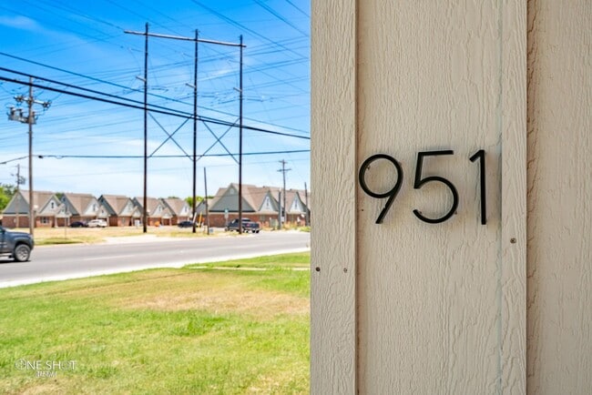 Building Photo - 951 Kenwood Dr