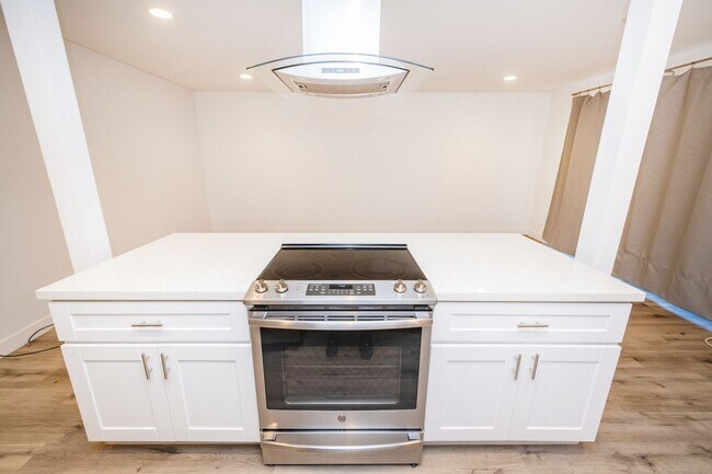 Foto del edificio - Spacious 1BR/1BA condo with patio and parking! Lake Murray Area $2195.00