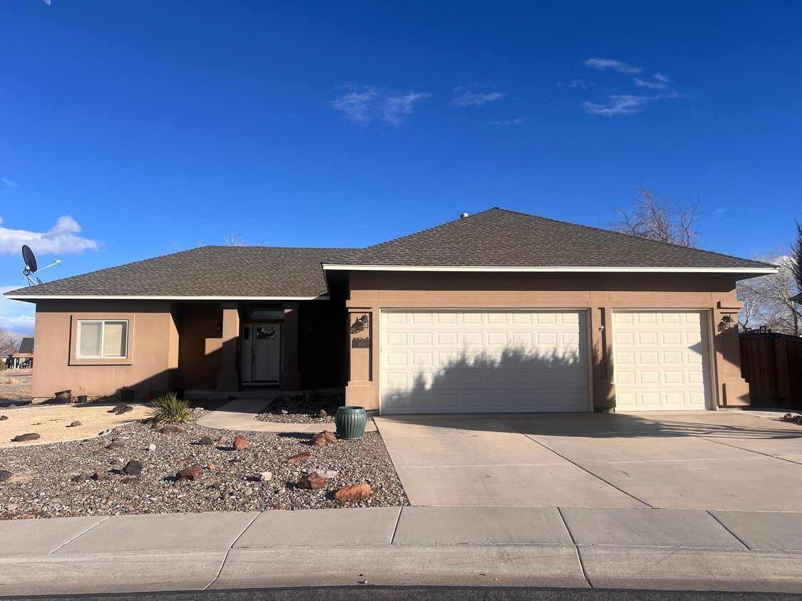 Foto principal - Gorgeous home located on the Fernley golf ...