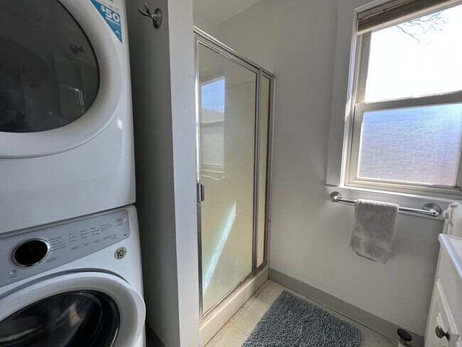 Building Photo - 24 Montgomery St