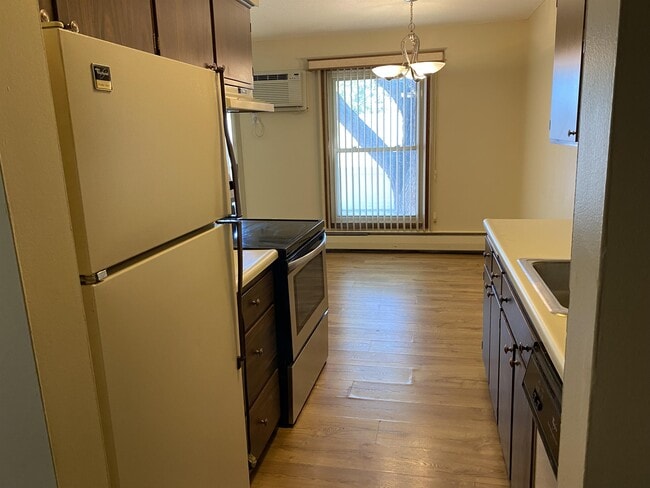 Building Photo - 914 9th Ave S