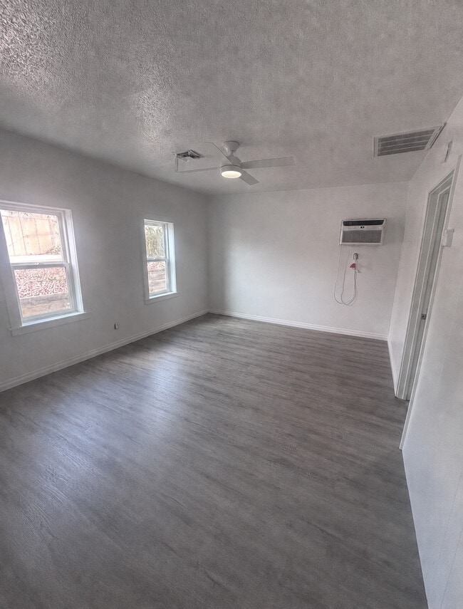 Building Photo - 331 St Cloud St