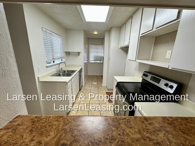 Kitchen - 628 Bellaire Dr