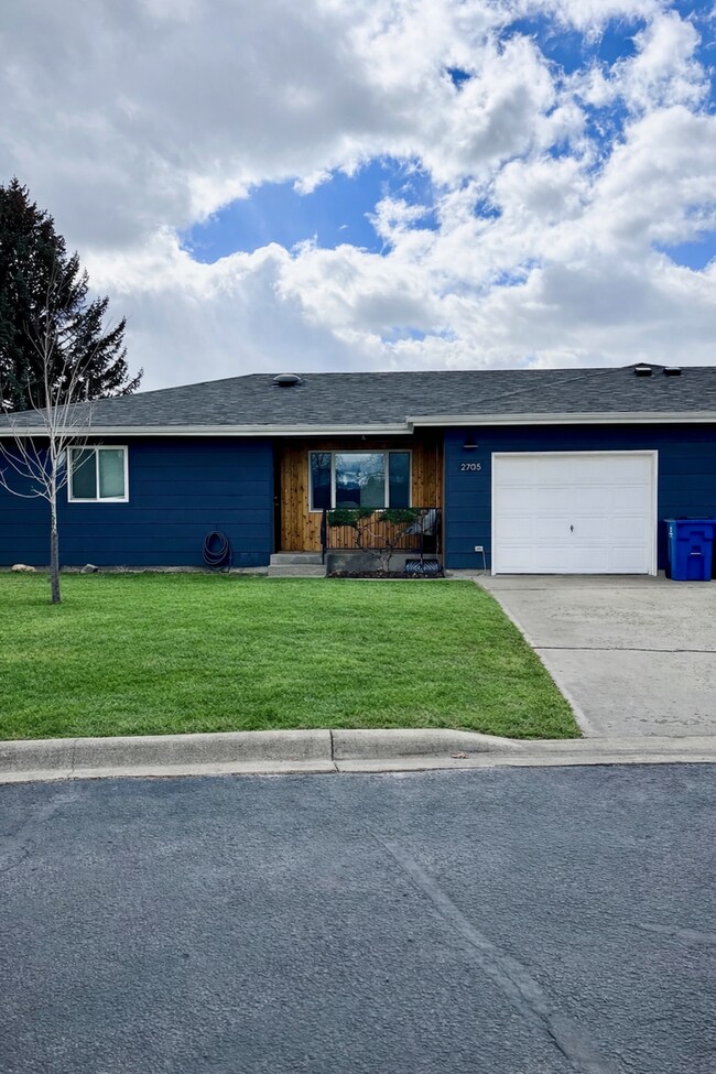 Building Photo - 2705-2707 Garland Dr