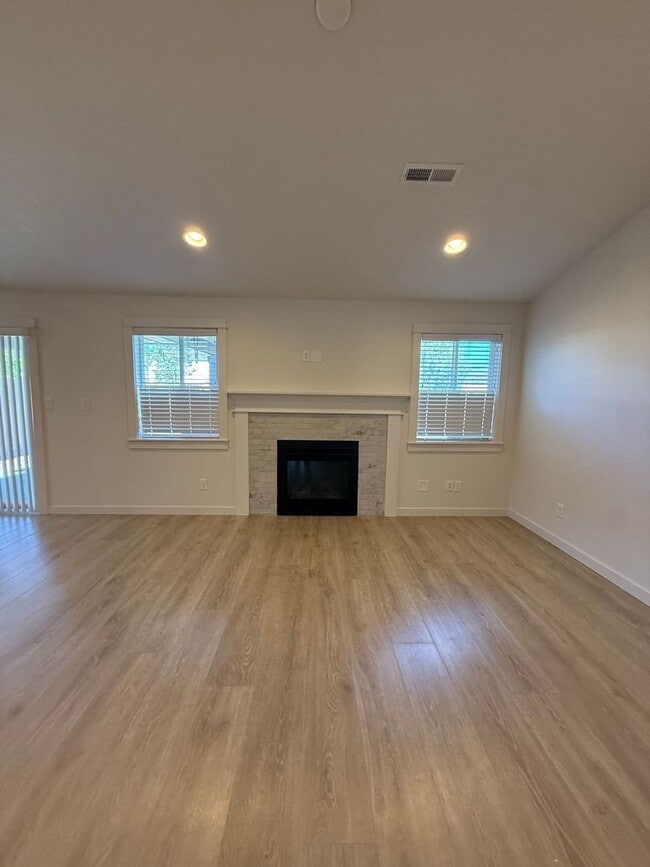 Building Photo - 3 Bedroom / 2 Bathroom in NW Redmond OR